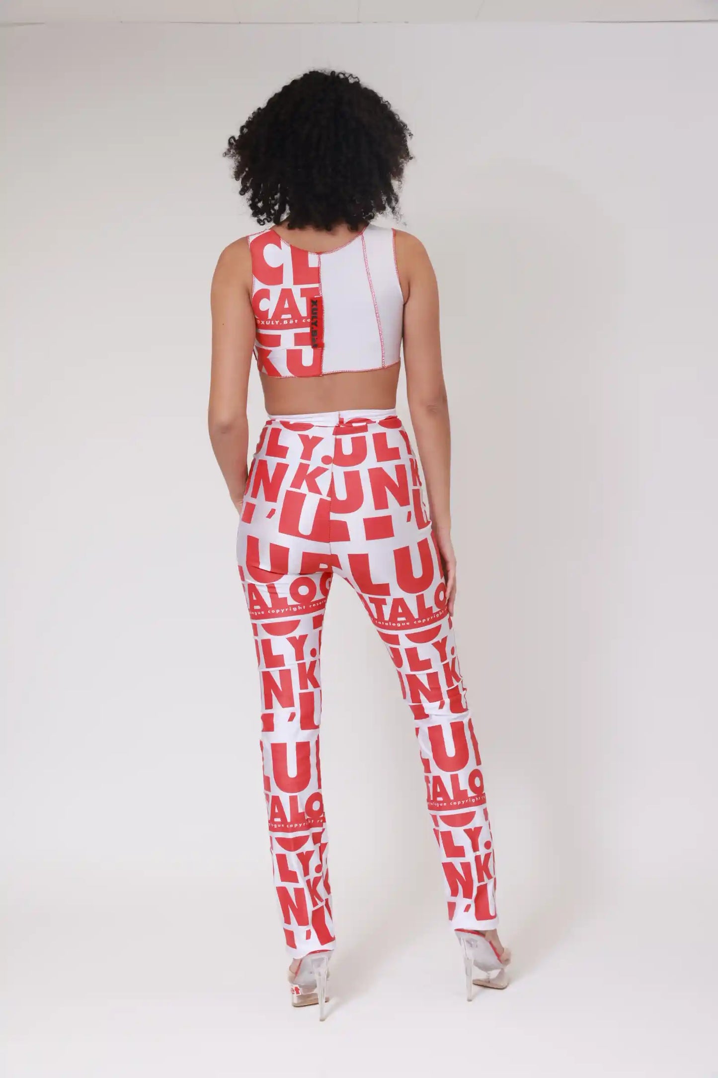 Collants longs XB à imprimé drapeau. / Rouge sur blanc / Coutures rouges