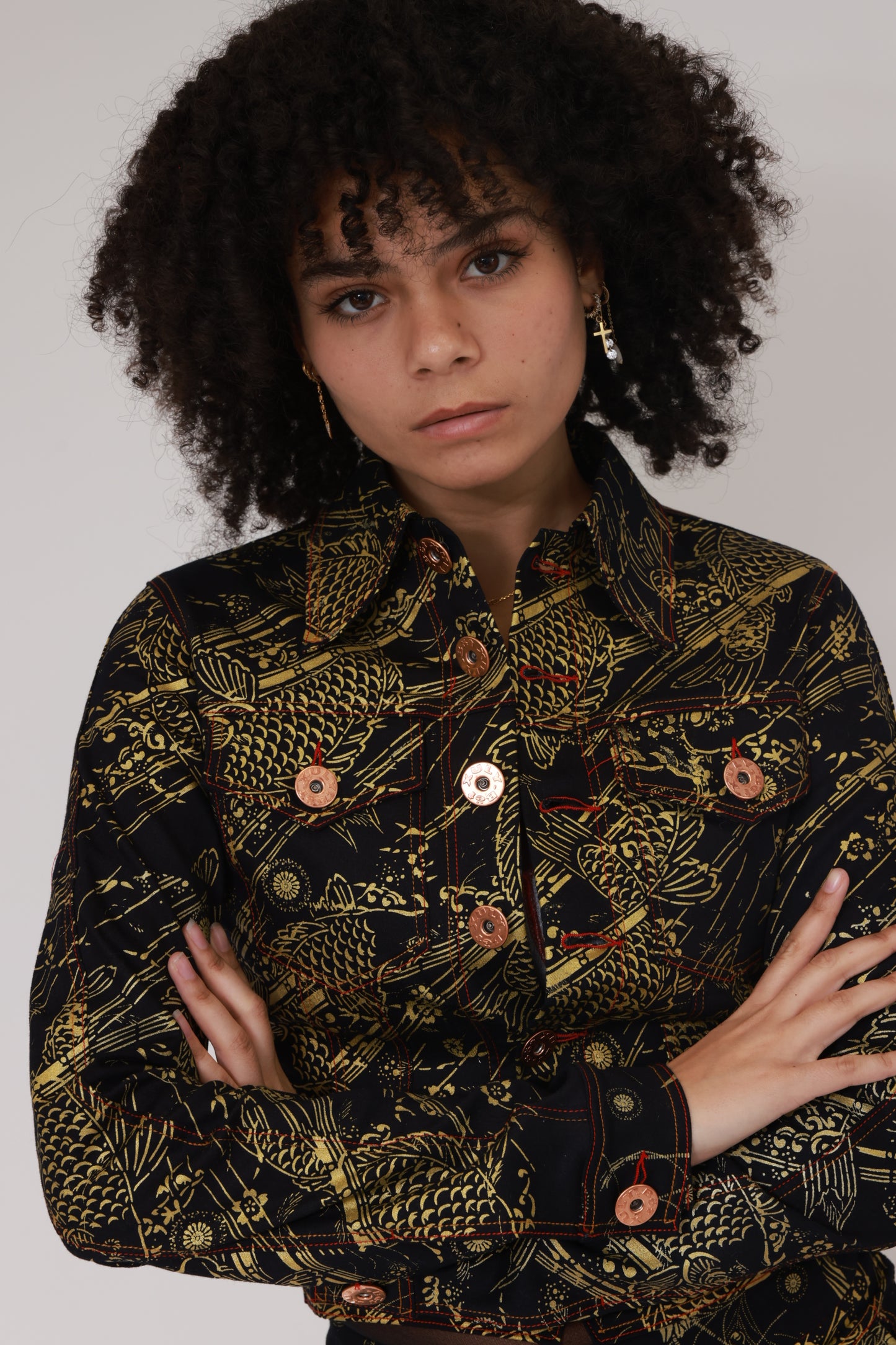 XB YASUKE IMPRIMÉ OR SUR PETITE VESTE NOIRE