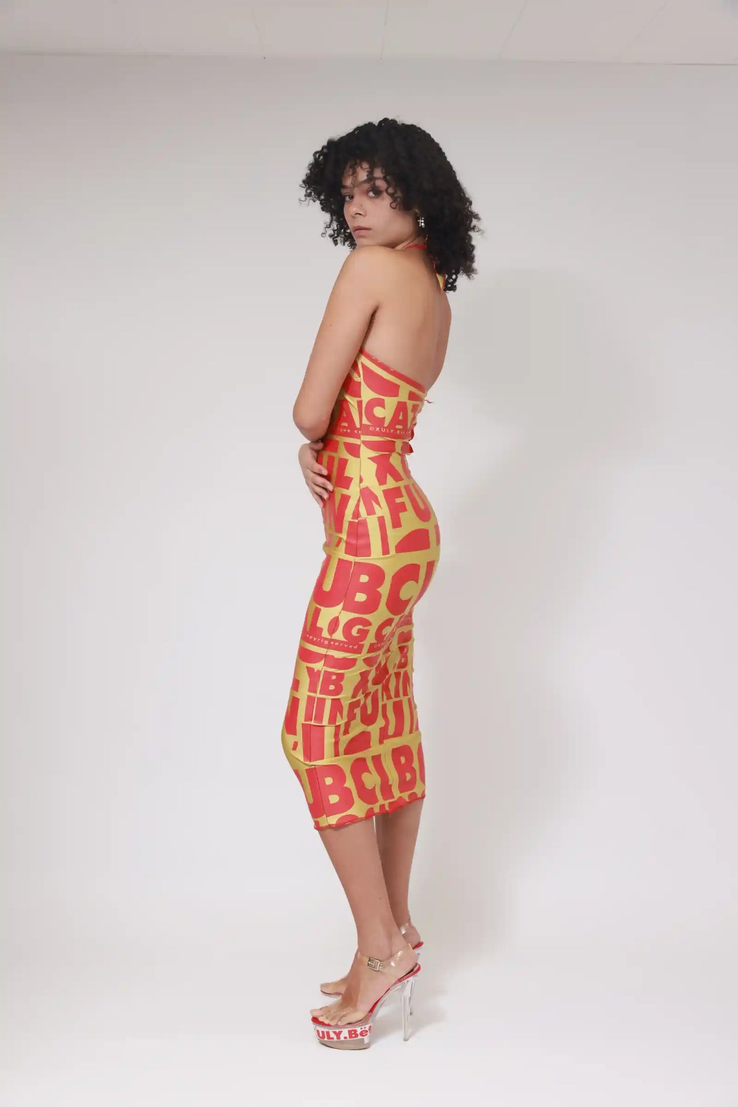 ROBE DOS NU IMPRIMÉ DRAPEAU XB / ROUGE SUR OR