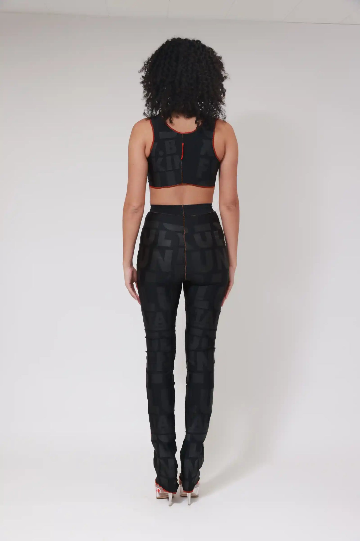 Collants longs XB imprimé drapeau / Noir sur noir / Coutures rouges