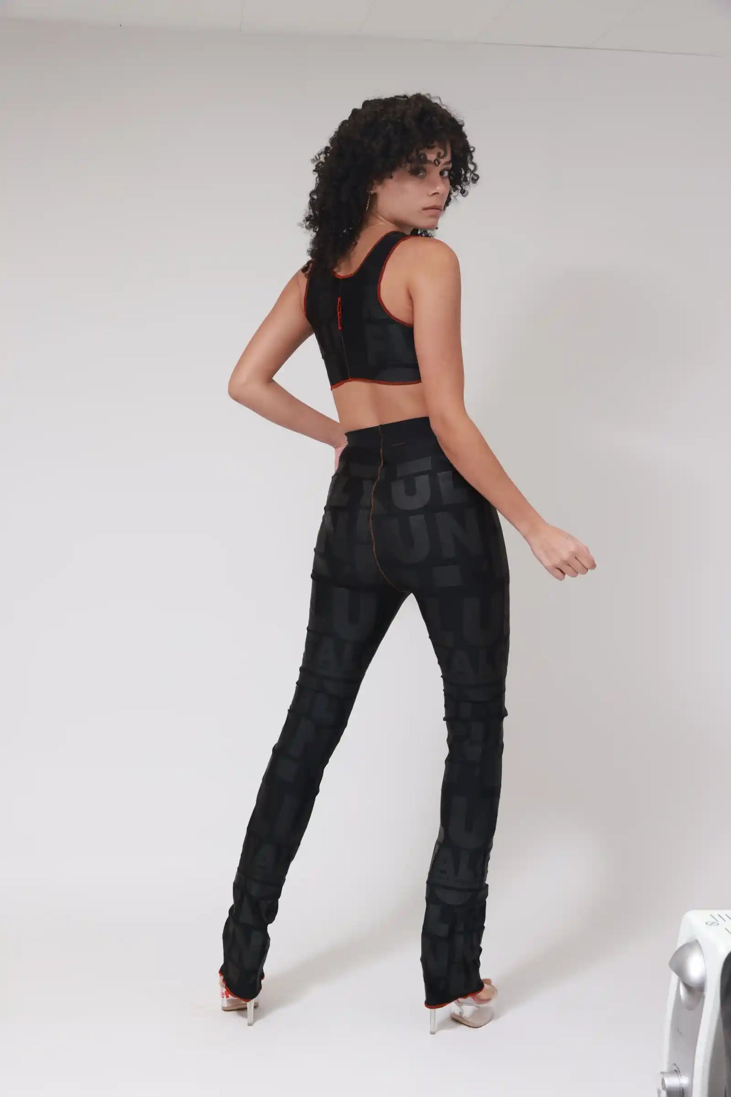 Collants longs XB imprimé drapeau / Noir sur noir / Coutures rouges