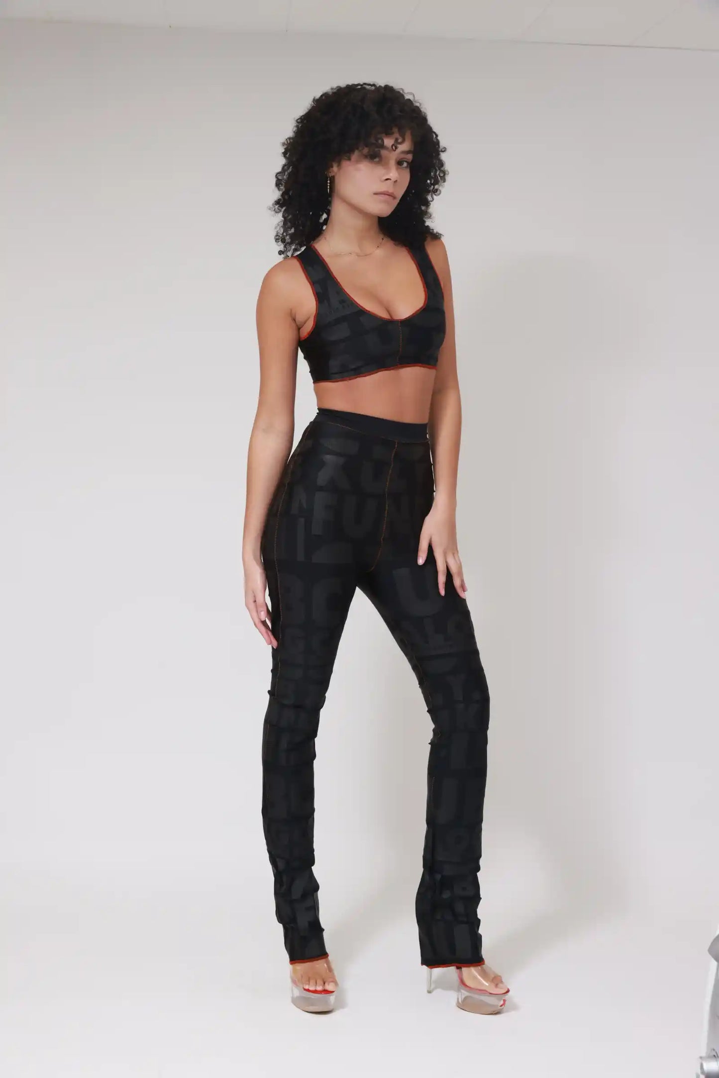 Collants longs XB imprimé drapeau / Noir sur noir / Coutures rouges