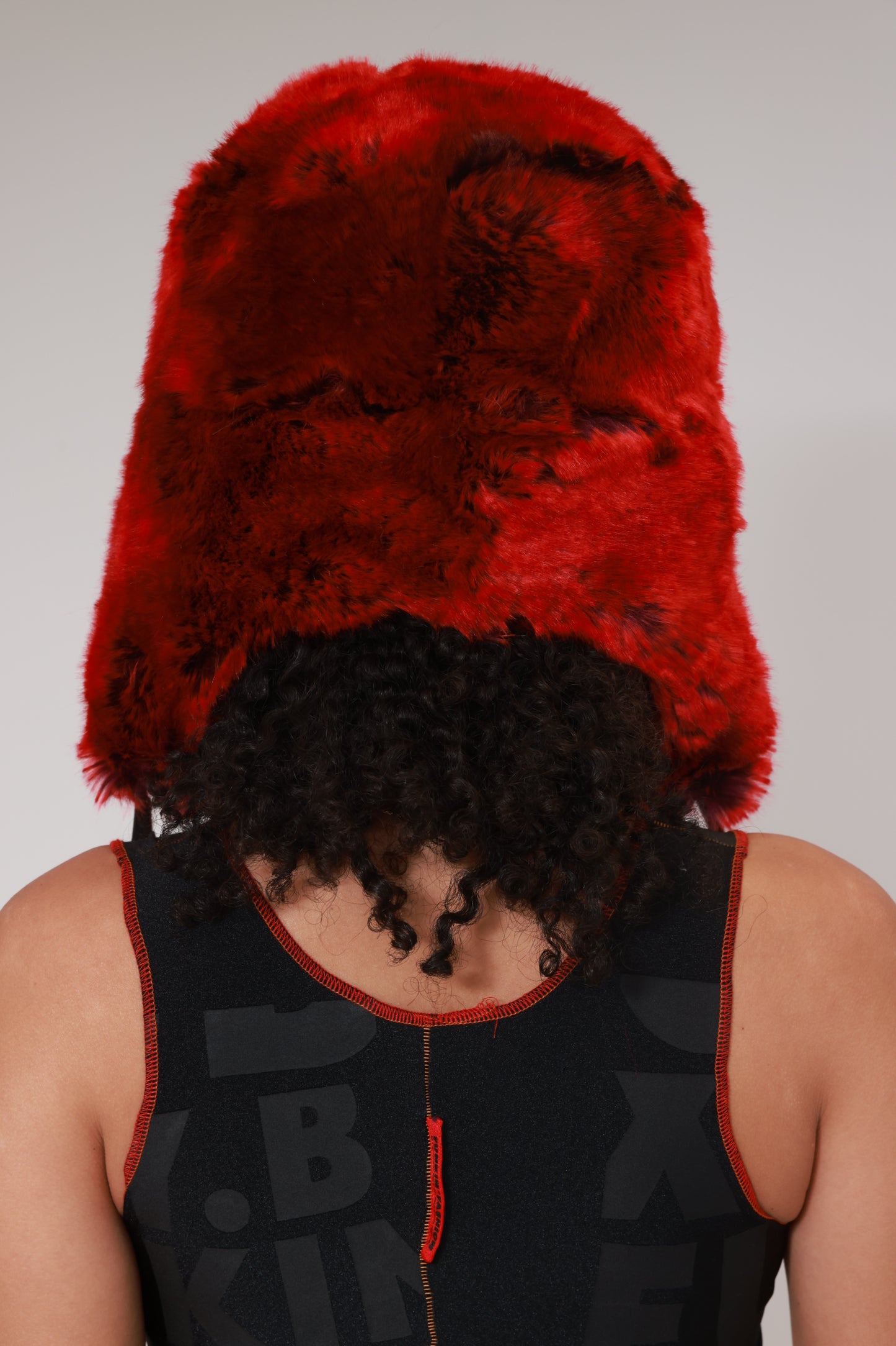 CHAPKA EN FAUSSE FOURRURE RASÉE / ROUGE