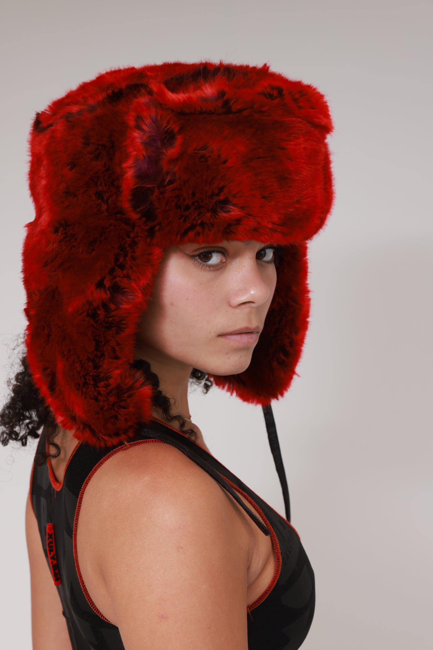 CHAPKA EN FAUSSE FOURRURE RASÉE / ROUGE