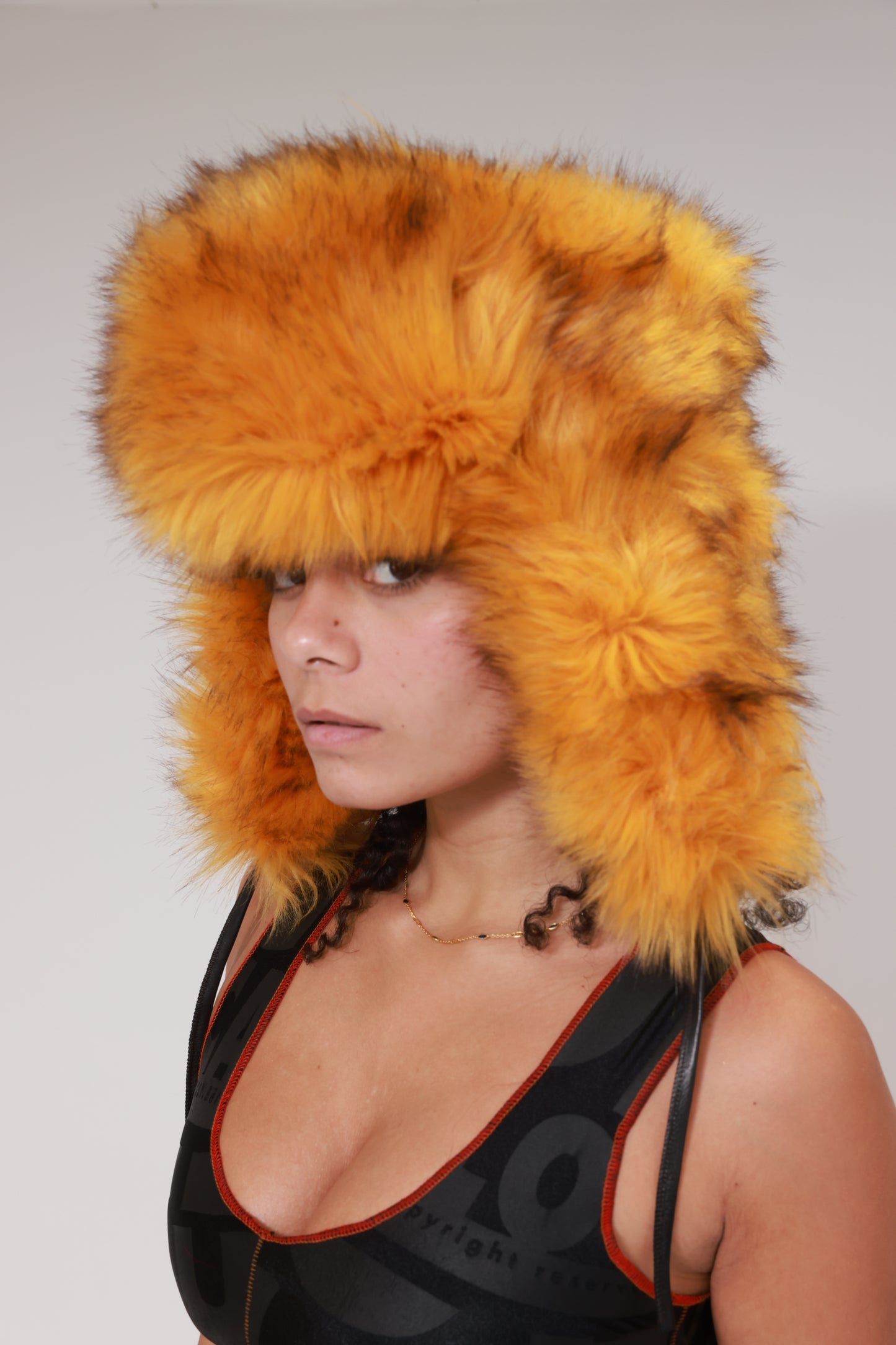 CHAPKA EN FAUSSE FOURRURE STYLE RENARD / ORANGE