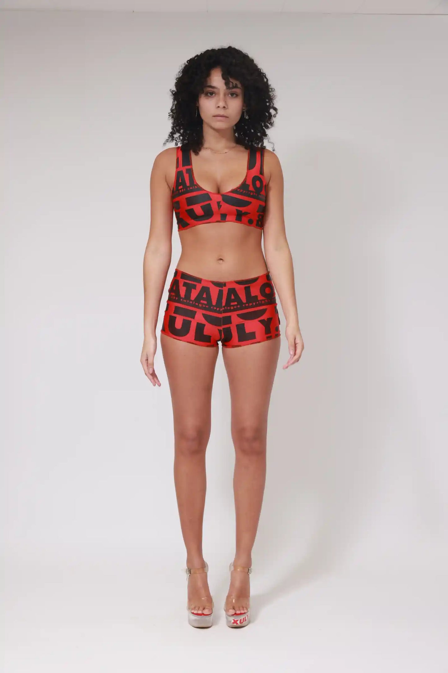 Brassière à imprimé drapeau XB / Noir sur rouge
