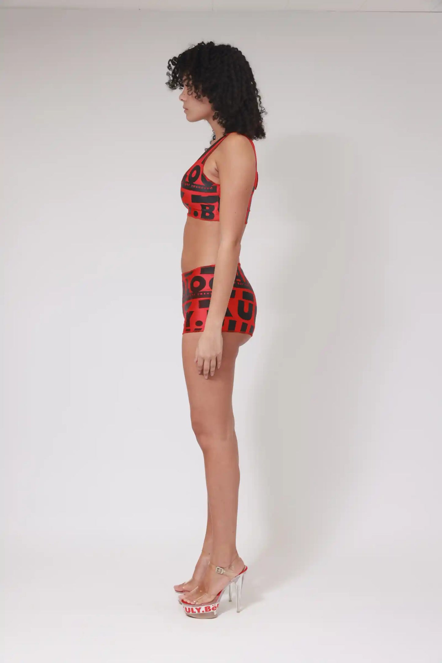 Brassière à imprimé drapeau XB / Noir sur rouge