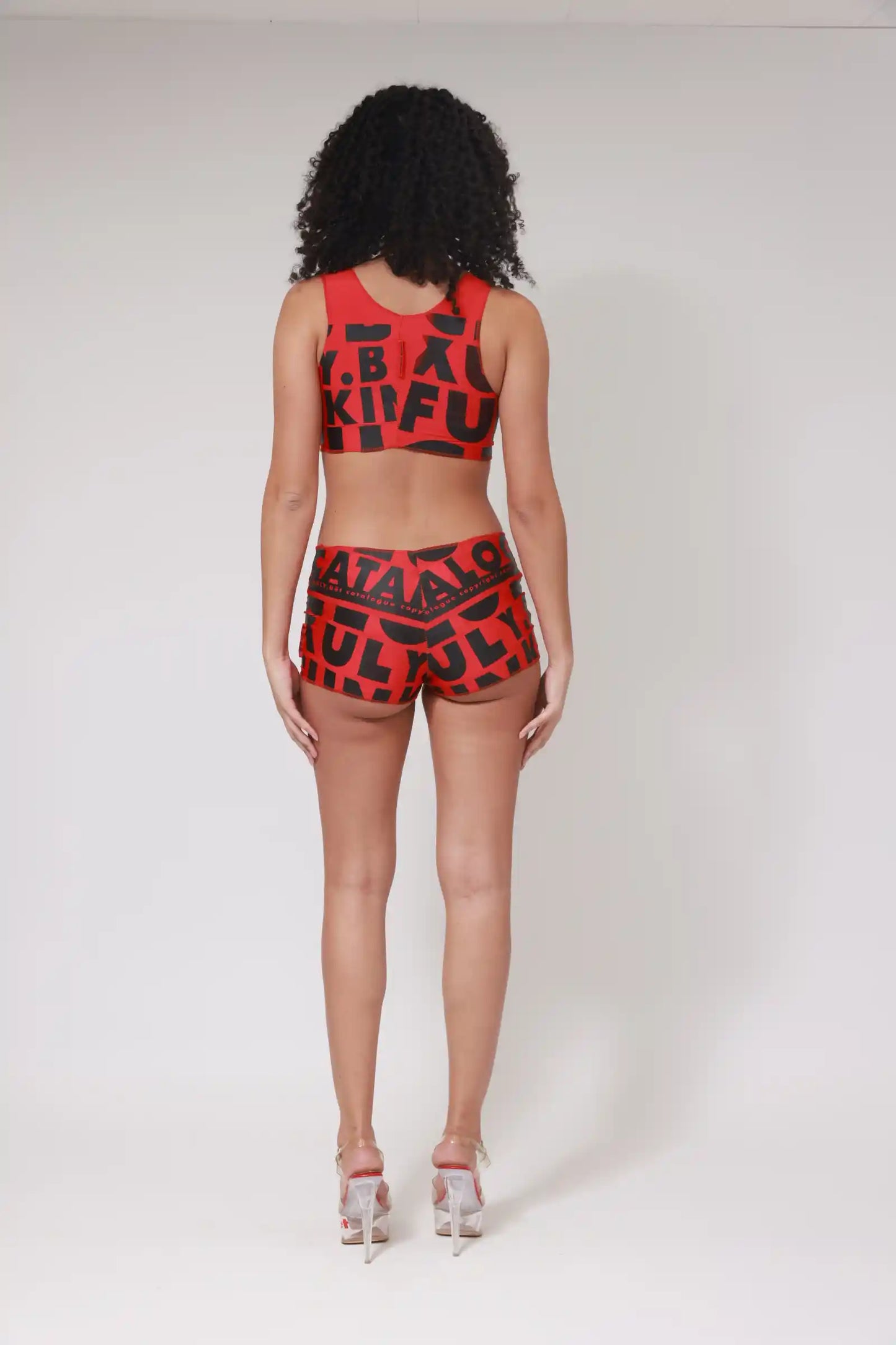 Brassière à imprimé drapeau XB / Noir sur rouge